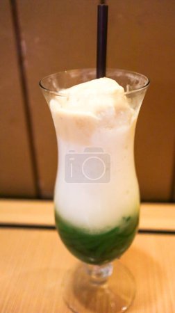Téléchargez les photos : Tropical Delight Cendol en verre avec lait de coco crémeux et gelée verte - en image libre de droit