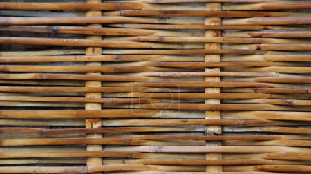 Nahaufnahme einer rustikalen, braunen, gewebten Bambusstruktur aus einer traditionellen asiatischen Struktur