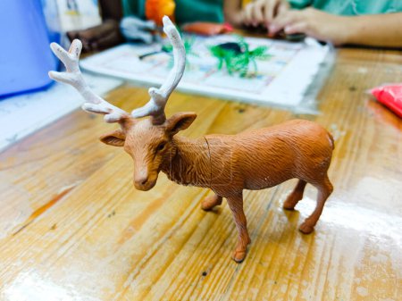 Téléchargez les photos : Brown deer animal figure with beautiful horn. - en image libre de droit