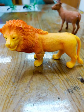 Téléchargez les photos : Orange color lion animal figure on the table - en image libre de droit