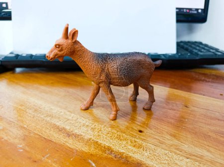Téléchargez les photos : Antelope animal figures on the table - en image libre de droit