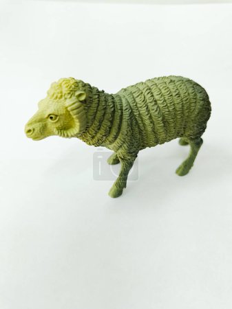 Téléchargez les photos : Green sheep animal figures on the table - en image libre de droit