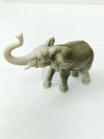 Téléchargez les photos : Elephant animal figures on the table - en image libre de droit