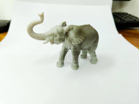 Téléchargez les photos : Elephant animal figures on the table - en image libre de droit