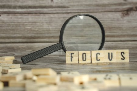 Téléchargez les photos : Focus Word écrit en cube de bois - en image libre de droit