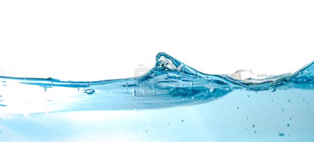 Foto de Agua Onda burbujas de aire y salpicaduras aisladas sobre fondo blanco. Ola de agua azul fondo abstracto aislado en whit - Imagen libre de derechos