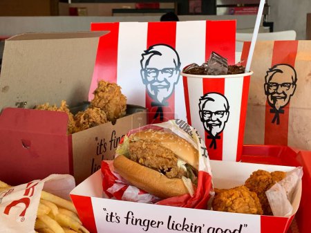 Téléchargez les photos : Ayutthaya, Thaïlande - 06 avril 2022 : Hamburger KFC et poulet frit au restaurant de restauration rapide Le poulet frit Kentucky (KFC) est une grande chaîne de restaurants. À Big C, succursale de Wangnoi en Thaïlande - Asie. - en image libre de droit