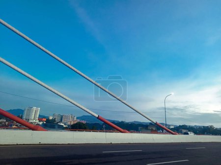 Téléchargez les photos : Beau ciel bleu sur le pont routier avec des vibrations du matin paysage urbain - en image libre de droit