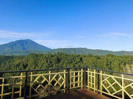 Panorama baru Bukittinggi Lanscape vue nature avec montagne avec ciel bleu du haut de la colline