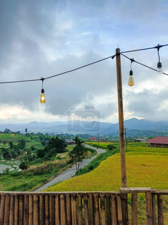 Café-restaurant Le plus beau village du monde avec une vue magnifique sur les rizières jaunes est immortalisé à Nagari Tuo Pariangan, Indonésie