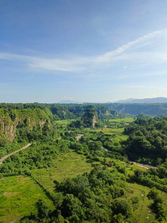 étendue de collines verdoyantes et ciel bleu pendant la journée, belles vues du haut du nom Puncak Taruko Bukittinggi, Indonésie