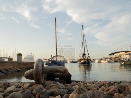 Téléchargez les photos : Anneau d'amarrage de bateau sur la plage - en image libre de droit