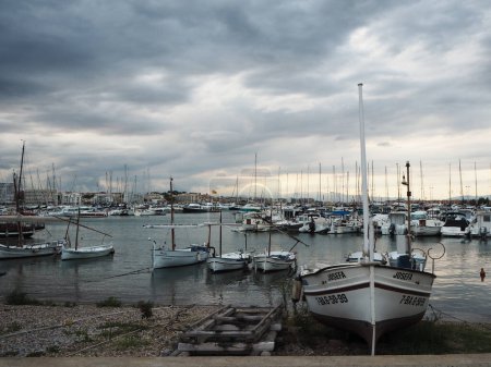 Téléchargez les photos : Boats on the beach with stormy sky - en image libre de droit