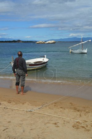 Téléchargez les photos : Fisherman contemplating the weather in the sea - en image libre de droit