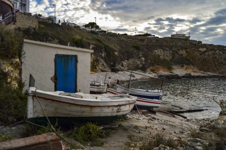 Téléchargez les photos : Boats with a hut on the side on a beach - en image libre de droit