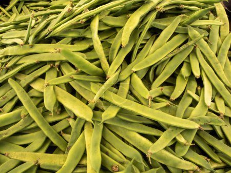 Téléchargez les photos : Haricots verts en vrac à vendre sur le marché - en image libre de droit