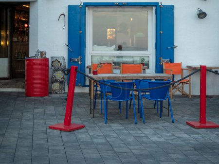 Téléchargez les photos : Bar terrasse aux couleurs vives en bleu et rouge - en image libre de droit