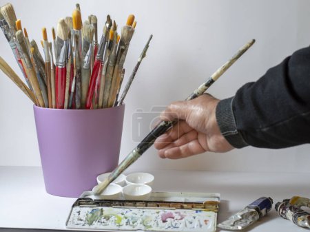 Téléchargez les photos : Sur le point de commencer à peindre en studio - en image libre de droit