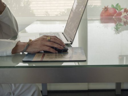 Téléchargez les photos : Médecin femme au bureau avec ordinateur - en image libre de droit