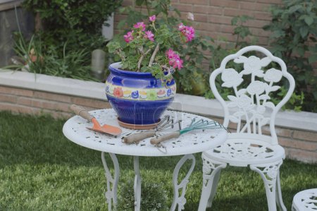 Téléchargez les photos : Une pause dans le travail de jardinage avec les outils sur la table - en image libre de droit