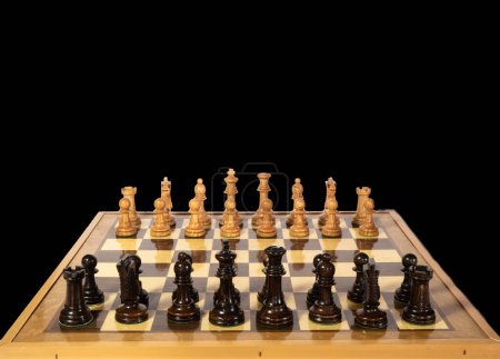 Téléchargez les photos : Table d'échecs prête à commencer une nouvelle partie - en image libre de droit