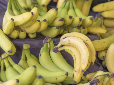 Téléchargez les photos : Bananes en vrac à vendre sur le marché - en image libre de droit