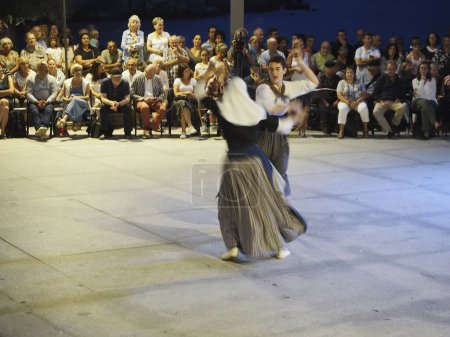 Téléchargez les photos : La Escala, Gérone, Espagne, 15 septembre 2018, photo d'un couple dansant une danse catalane typique pour célébrer la fête du sel. - en image libre de droit