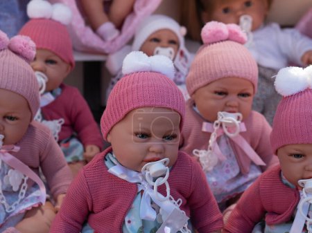 Téléchargez les photos : Groupe de poupées sur un stand de marché à vendre - en image libre de droit