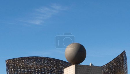 Téléchargez les photos : Architecture urbaine avec une sphère, une place et une structure artistique - en image libre de droit