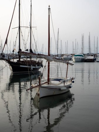 Téléchargez les photos : Bateaux de pêche de type latin de la Méditerranée - en image libre de droit