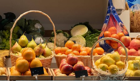 Téléchargez les photos : Bureau de vente de fruits et légumes au marché - en image libre de droit