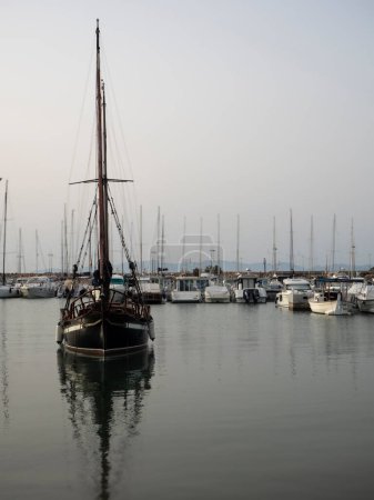 Téléchargez les photos : Vieux bateau de pêche amarré sur la plage du port - en image libre de droit
