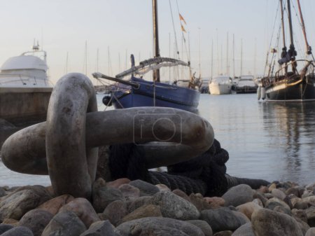 Téléchargez les photos : Amarrages sur la plage pour bateaux de pêche latins - en image libre de droit
