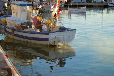 Téléchargez les photos : Bateau de pêche prêt à quitter le port - en image libre de droit