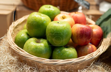 Téléchargez les photos : Panier de pommes assorties en vente sur le marché - en image libre de droit
