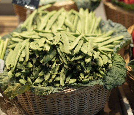 Téléchargez les photos : Panier de haricots verts en vente sur le marché - en image libre de droit