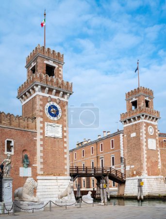 Foto de Venecia, Italia - Torres de entrada del Arsenal Veneciano - Imagen libre de derechos