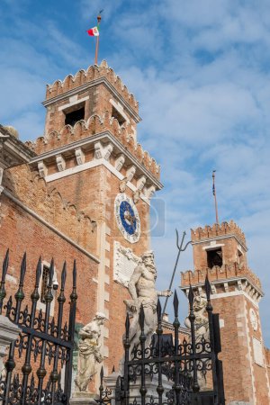 Téléchargez les photos : Venise, Italie - Tours d'entrée de l'Arsenal vénitien - en image libre de droit