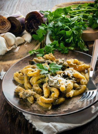 Téléchargez les photos : Homemade pasta with artichoke sauce on the plate - en image libre de droit