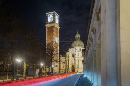 Foto de Vicenza, Italia - Basílica de Monte Berico de noche - Imagen libre de derechos