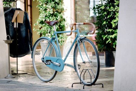 Foto de Bicicleta vintage aparcada bajo las arcadas - Imagen libre de derechos