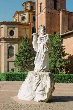 Foto de Asciano, Toscana - agosto 2023: Estatua a la entrada de la Abadía Territorial de Monte Oliveto Maggiore - Imagen libre de derechos
