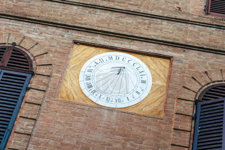Téléchargez les photos : Buonconvento, Toscane : cadran solaire sur la façade d'un bâtiment - en image libre de droit