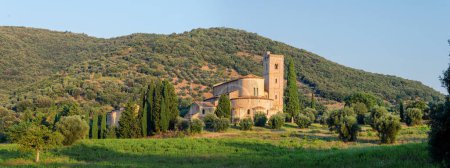 Foto de Montalcino, Toscana: panorama de la antigua abadía de Sant 'Antimo. - Imagen libre de derechos