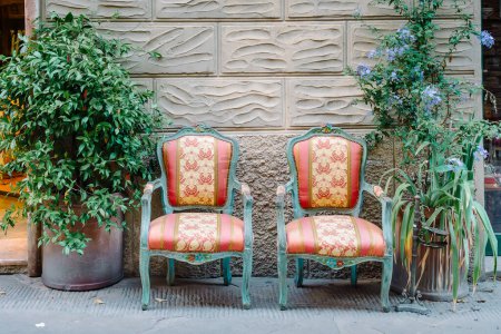 Téléchargez les photos : Montalcino, Toscane : deux fauteuils dans la rue du centre historique - en image libre de droit