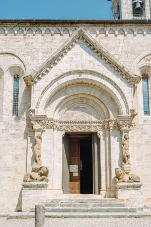 Foto de San Quirico D 'Orcia, Toscana - Agosto 2023: Portal de entrada de la Pieve dei Santi Quirico e Giulitta. - Imagen libre de derechos