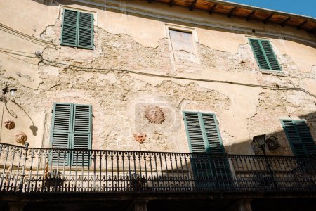 Foto de Asciano, Toscana - Fachada de una antigua casa medieval - Imagen libre de derechos