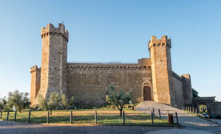 Téléchargez les photos : Panorama de Rocca di Montalcino en Toscane, Italie. - en image libre de droit