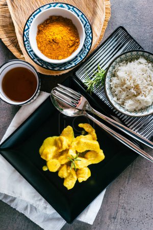 Téléchargez les photos : Curry de poulet au riz basmati - en image libre de droit
