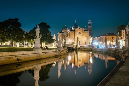 Téléchargez les photos : Padoue, Italie - 1er octobre 2023 : Le Prato della Valle en soirée, est la plus grande place de la ville de Padoue. En arrière-plan l'église de Santa Giustina. - en image libre de droit